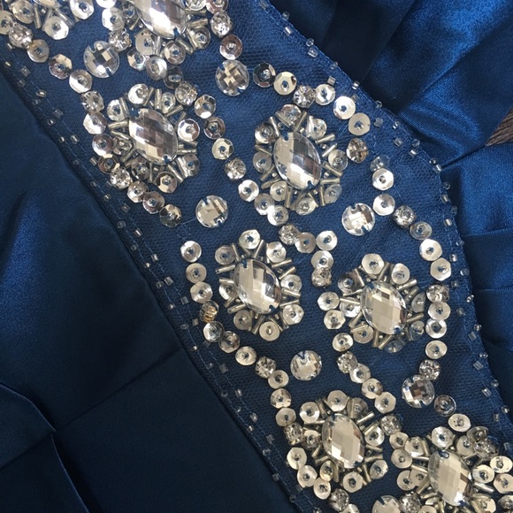 Formal dress - Picture 3 of 5